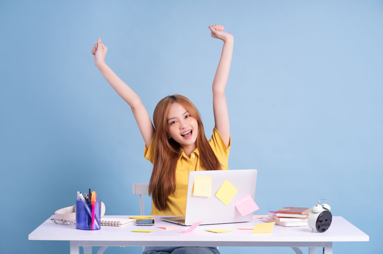 大学生のためのパソコン便利アプリをいじっている女子大生