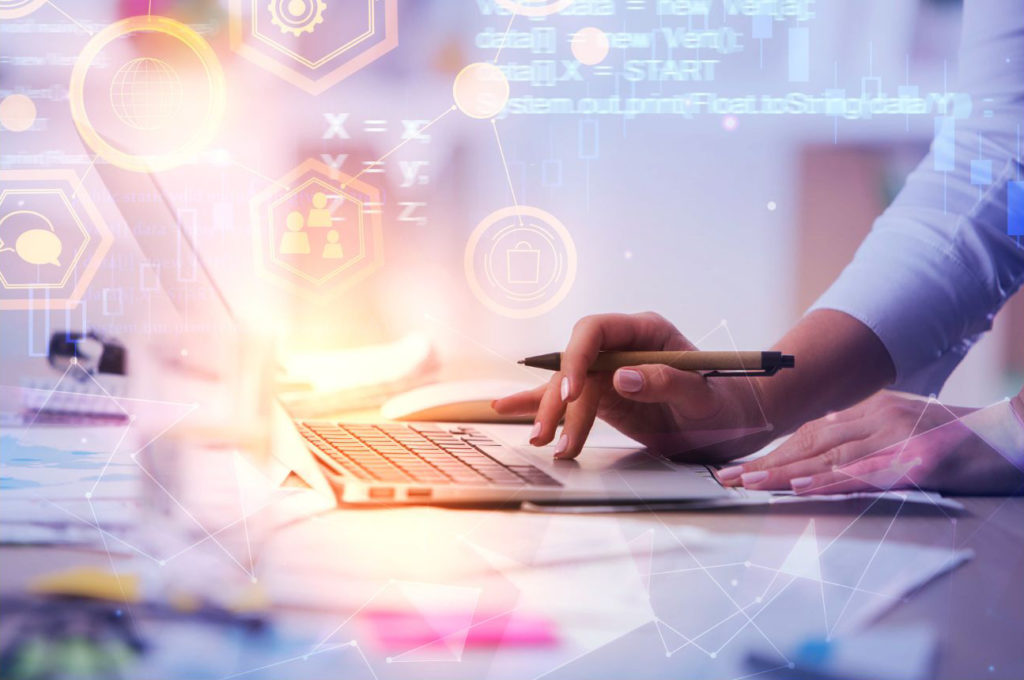 ノートパソコンを打ち込んでいる大学生の手