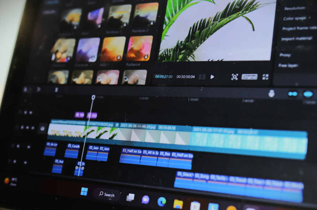 パソコンで動画編集しているモニター画面