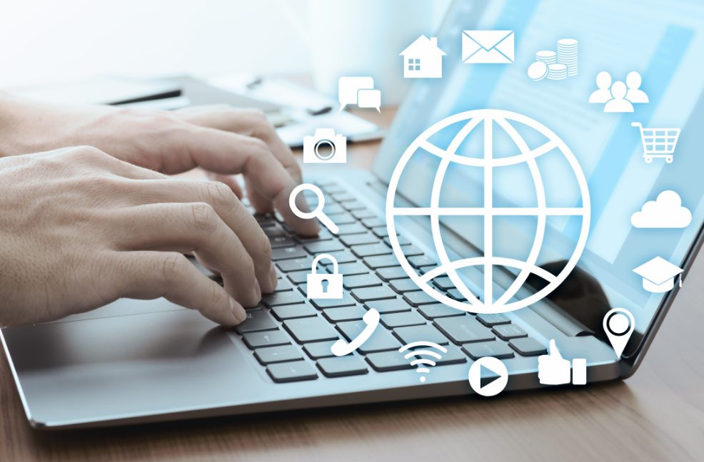 ノートパソコンで様々なインターネットに接続しているプロバイダーのイメージ画像