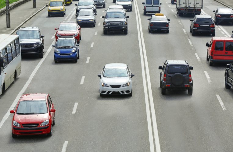 道路に沢山の車が走っている。
プロバイダーと回線業者の違い