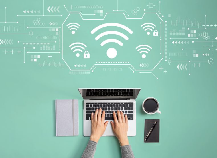 wifiにつないだタブレットとノートパソコンでネットサーフィンをしている